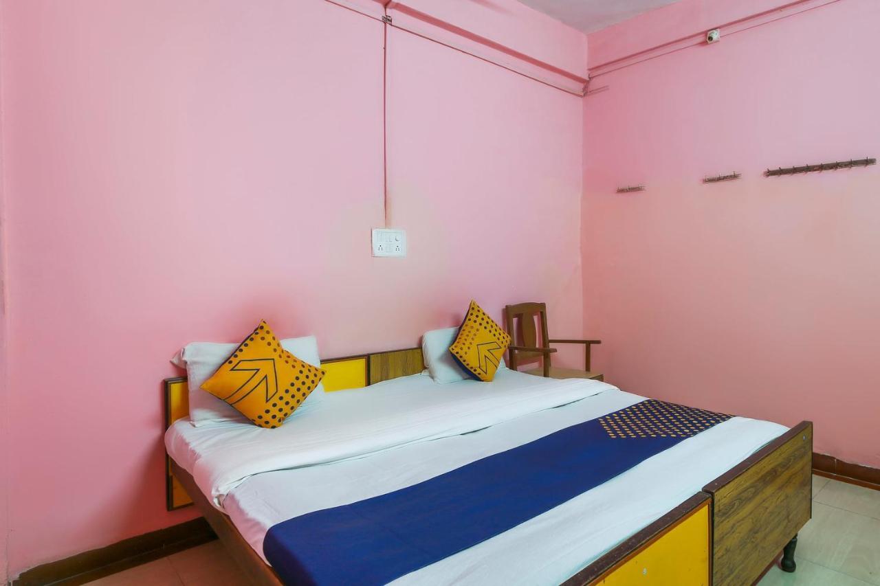 Spot On 67211 Hotel Gokul Daman Luaran gambar