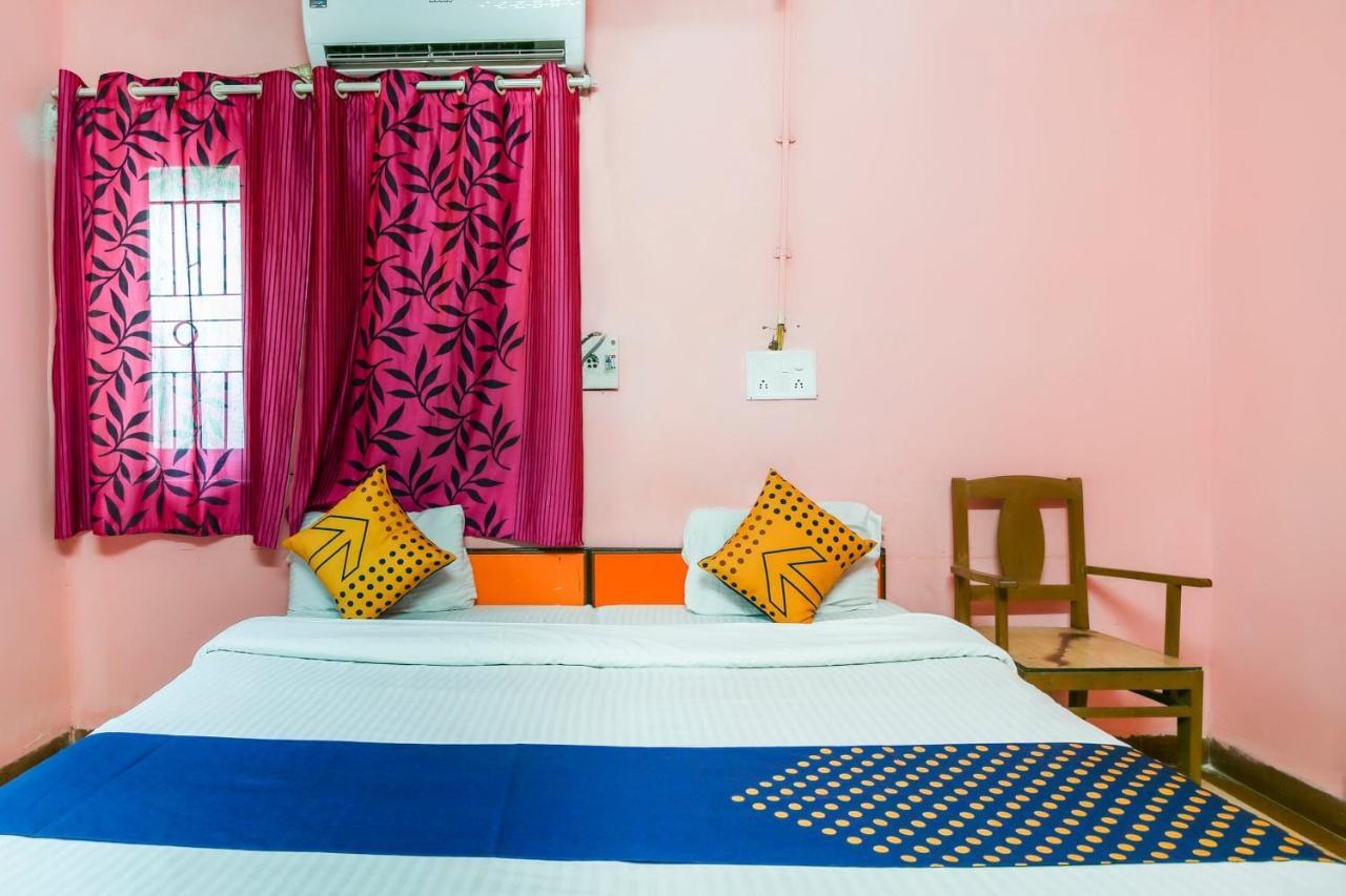 Spot On 67211 Hotel Gokul Daman Luaran gambar