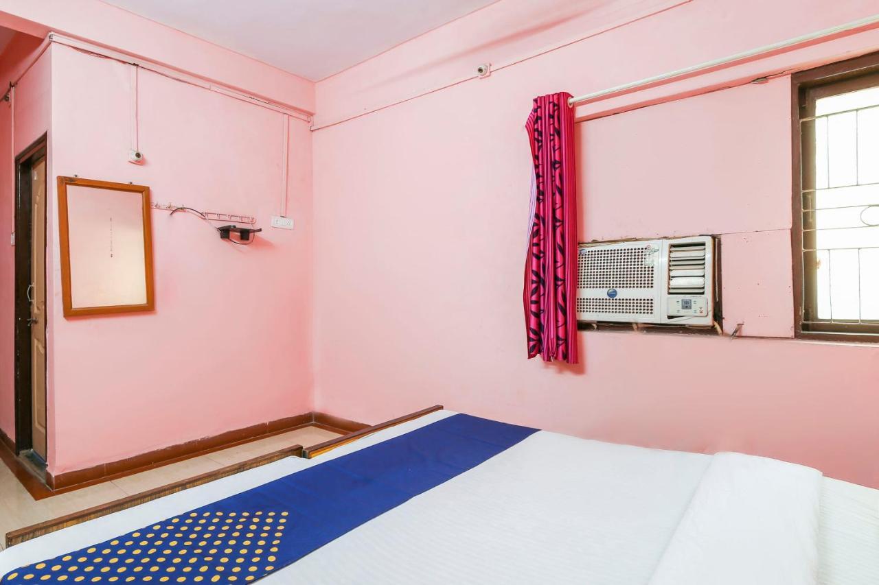 Spot On 67211 Hotel Gokul Daman Luaran gambar